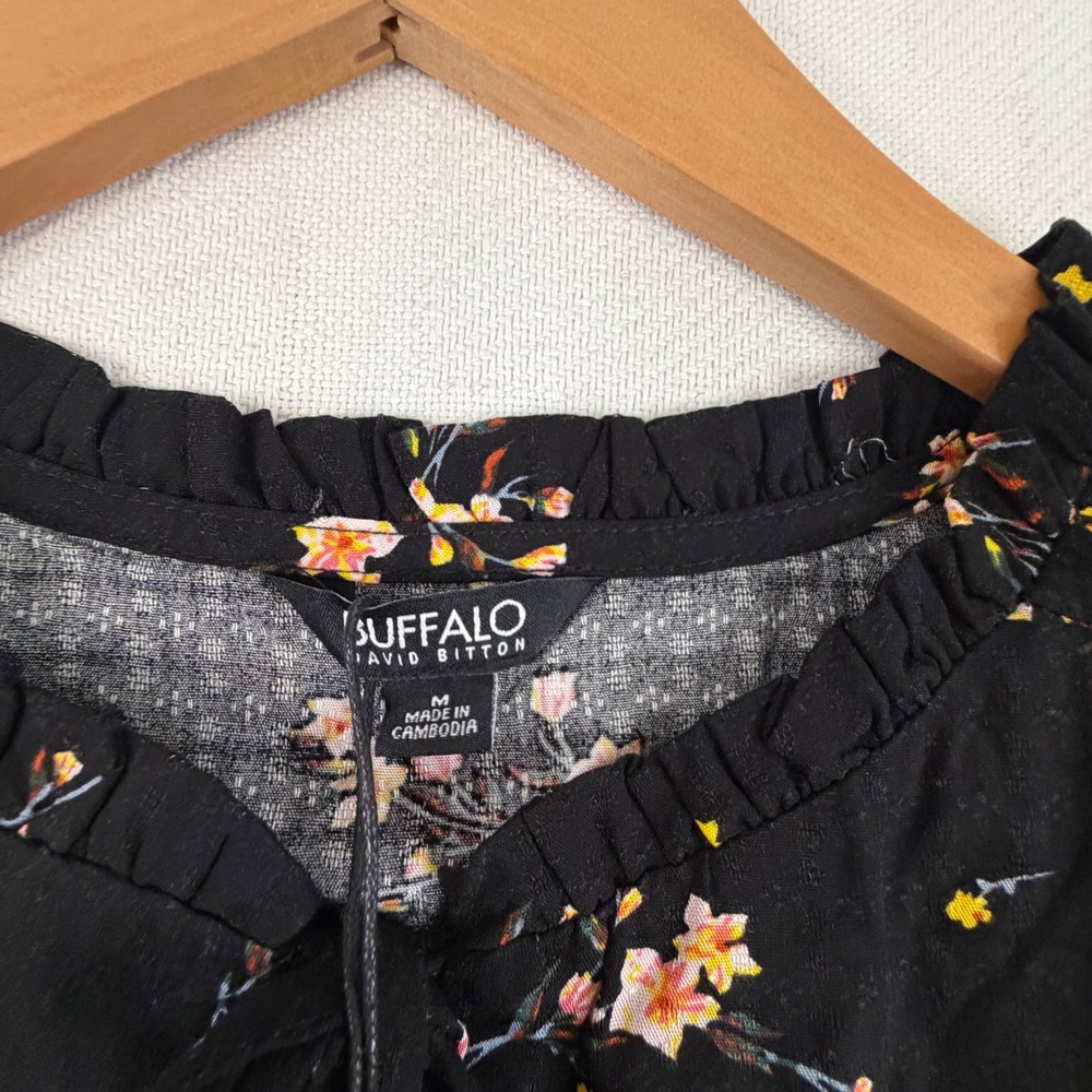 Buffalo David Bitton Womens Black Floral Cap Sleeve Ruffle Tie Neck Blouse M NEW - Picture 3 of 9